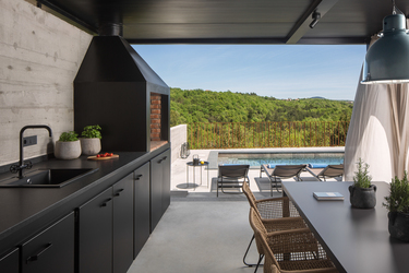 Outdoor kitchen and pool - luxury villa Flor for 5 guests