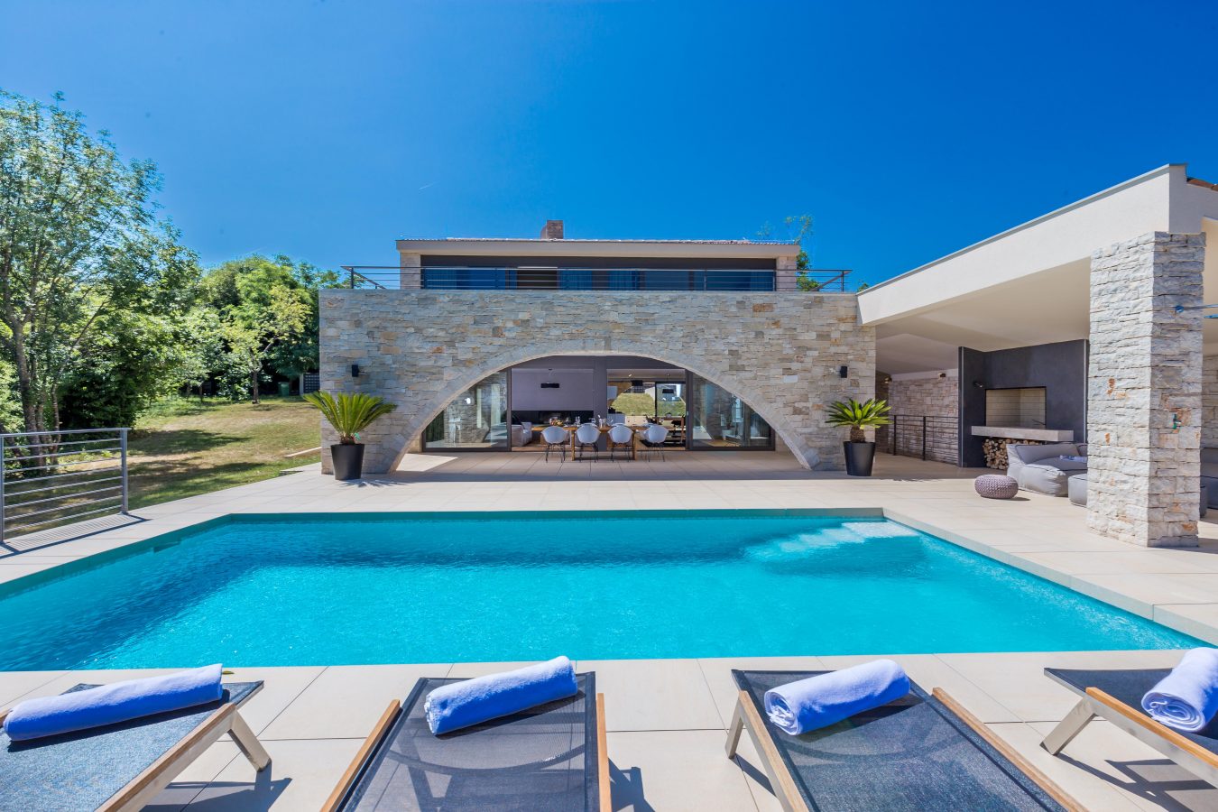 Stone Villa Dvo - relaxation by the pool surrounded